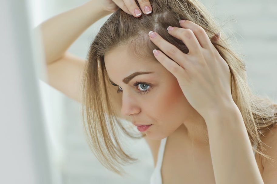 Descubra como evitar a queda de cabelo feminino com estas 7 dicas infalíveis. Mantenha sua juba intacta e deslumbrante com cuidados simples e eficazes.