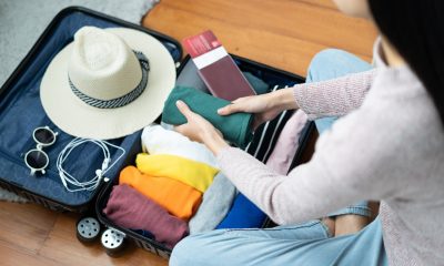 Uma mala de viagem meticulosamente organizada, com roupas e acessórios dispostos ordenadamente, representando o resultado perfeito de como organizar a mala de viagem de maneira eficiente.