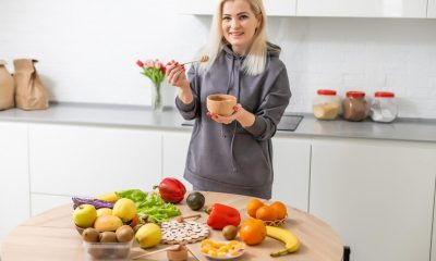 Imagem de uma mulher feliz desfrutando de uma refeição saudável.