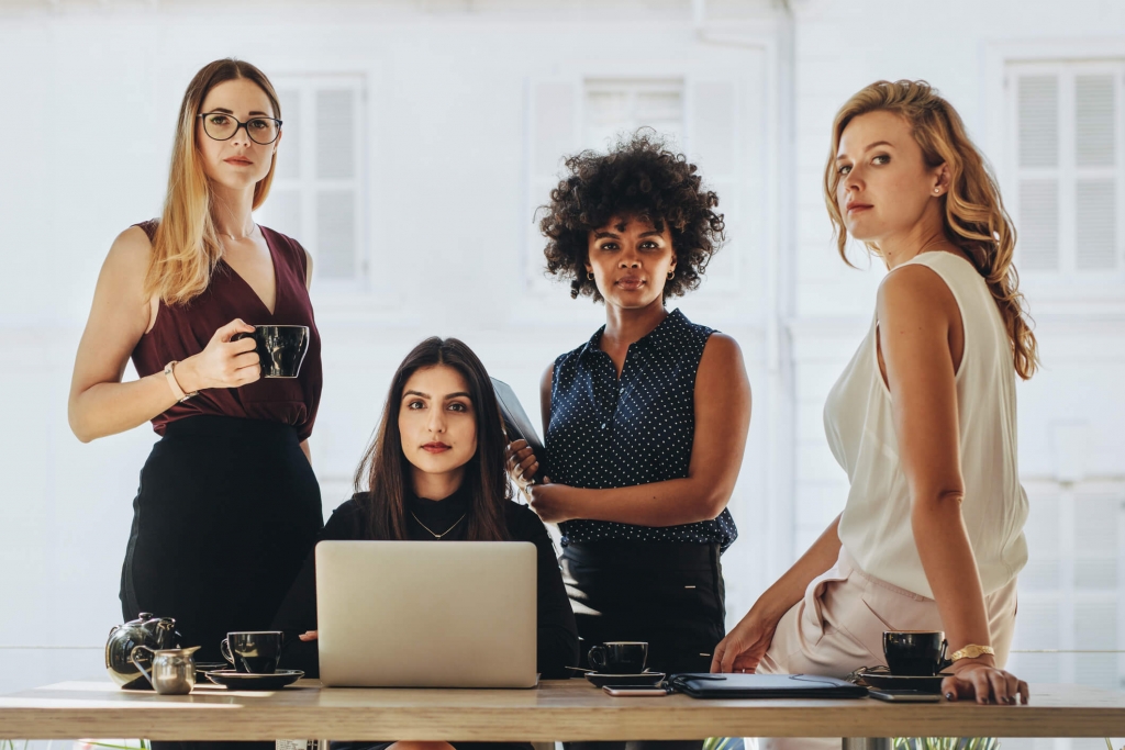A importância das mulheres na liderança e como elas estão transformando o cenário corporativo, incentivando a igualdade e o empoderamento.